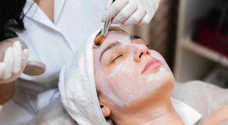 Becoming a Beautician in the USA: Career Guide, Licensing, and Opportunities